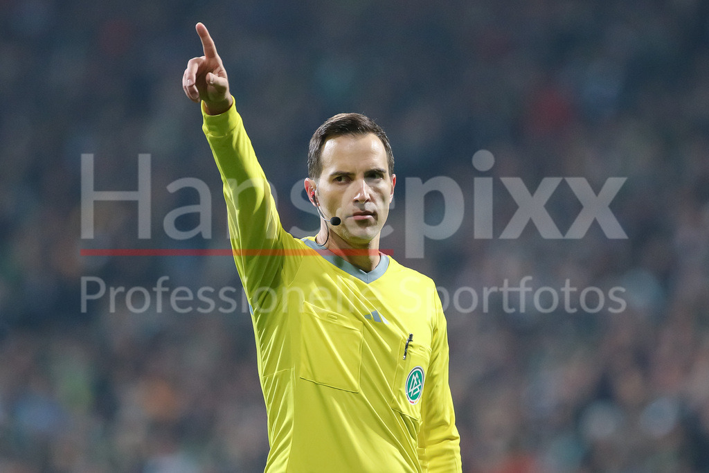 Fussball, Bundesliga, SV Werder Bremen - Eintracht Frankfurt | v.li.: Schiedsrichter Benjamin Brand gibt Anweisungen, gestikuliert, mit den Armen gestikulieren, DIE DFL-RICHTLINIEN UNTERSAGEN JEGLICHE NUTZUNG VON FOTOS ALS SEQUENZBILDER UND/ODER VIDEOÄHNLICHE FOTOSTRECKEN. DFL REGULATIONS PROHIBIT ANY USE OF PHOTOGRAPHS AS IMAGE SEQUENCES AND/OR QUASI-VIDEO.