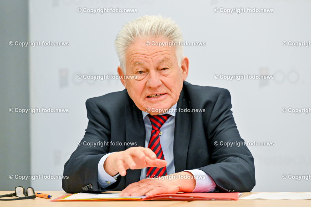 Pressekonferenz ProOriente_ Die Veränderung der Epoche-Herausforderung für die Christen_ 09.03.2023-23 | 09.03.2023, Presseclub Linz, AUT, Pressekonferenz Pro Oriente, Die Veraenderung der Epoche-Herausforderung fuer die Christen, im Bild LH a.D. Josef Puehringer (Vorsitzender von PRO ORIENTE Sektion Linz)