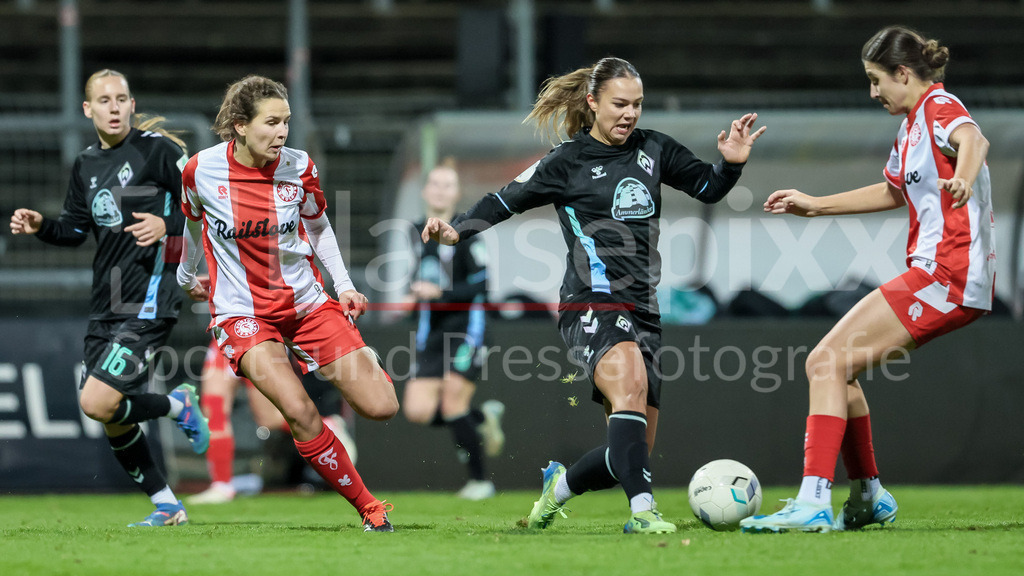 Fussball, DFB-Pokal Frauen, SC Fortuna Köln - SV Werder Bremen | v.li.: Sophie Trepohl (SC Fortuna Köln, 14), Maja Sternad (SV Werder Bremen, 11) und Fabienne Patrice Meder (SC Fortuna Köln, 11) im Zweikampf, Duell, Dynamik, Aktion, Action, Spielszene, DIE DFB-RICHTLINIEN UNTERSAGEN JEGLICHE NUTZUNG VON FOTOS ALS SEQUENZBILDER UND/ODER VIDEOÄHNLICHE FOTOSTRECKEN. DFB REGULATIONS PROHIBIT ANY USE OF PHOTOGRAPHS AS IMAGE SEQUENCES AND/OR QUASI-VIDEO.