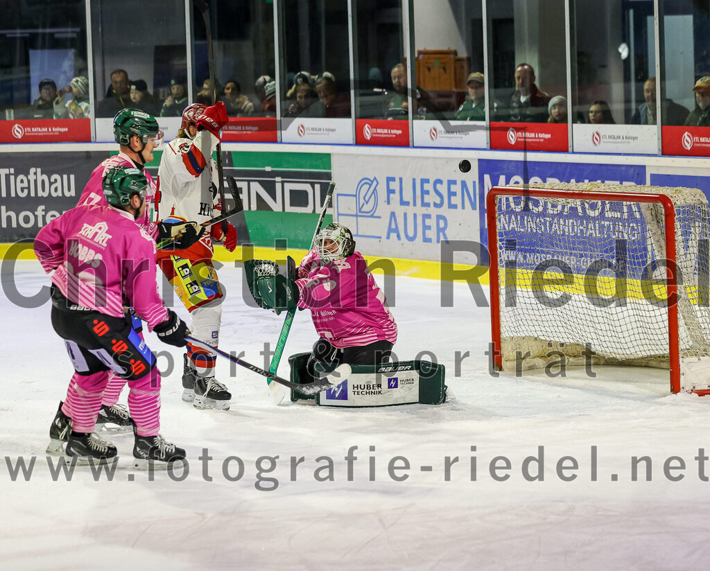 2025-10-24_091_TSV_Erding_gegen_Deggendorfer_SC | Erding, Deutschland, 24.10.2025:Eishockey, Oberliga Süd 2025 / 2026, 11. Spieltag, TSV Erding gegen Deggendorfer SC, Endergebnis: 2:4Grady Hobbs (Erding Gladiators, #22), Torwart Leon Meder (Erding Gladiators, #39)Foto: Christian Riedel / fotografie-riedel.net