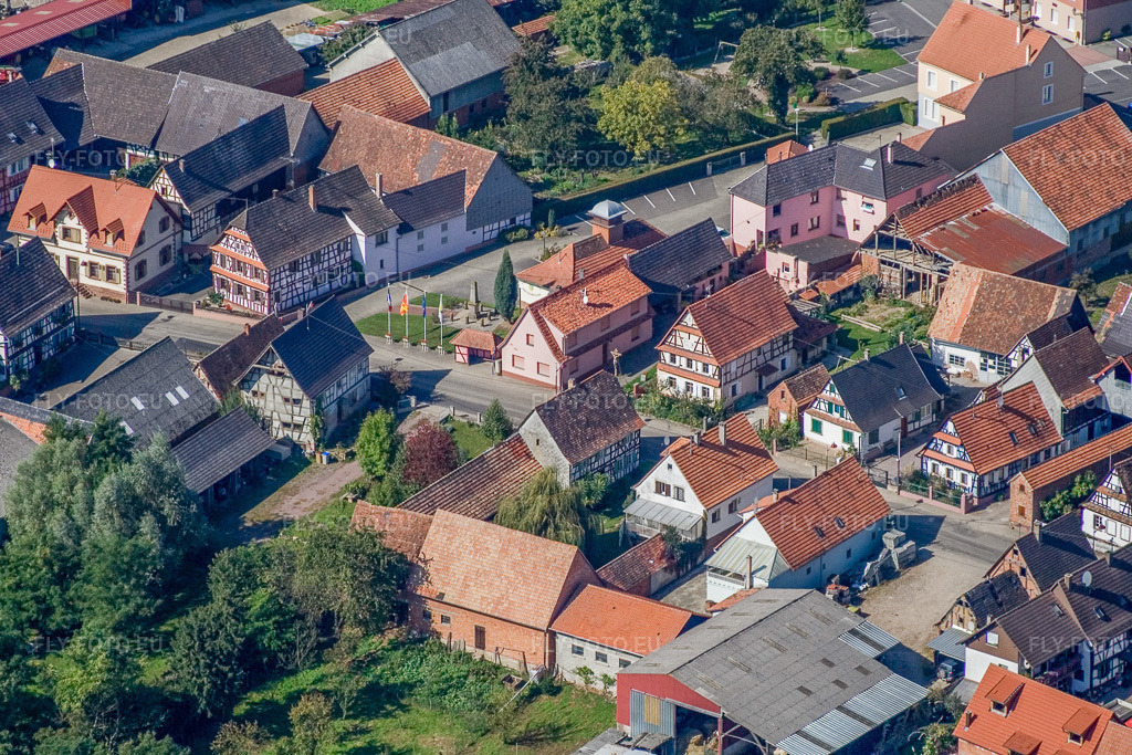 Vue aérienne: Pl. Mailhac Cromac à Niederlauterbach dans le département Bas Rhin, France.Photo: IMG_13560.jpg prise le 28/09/2008 par Werner Riehm/FLY-FOTO.euRésolution de l'original: 3074 x 2049 px