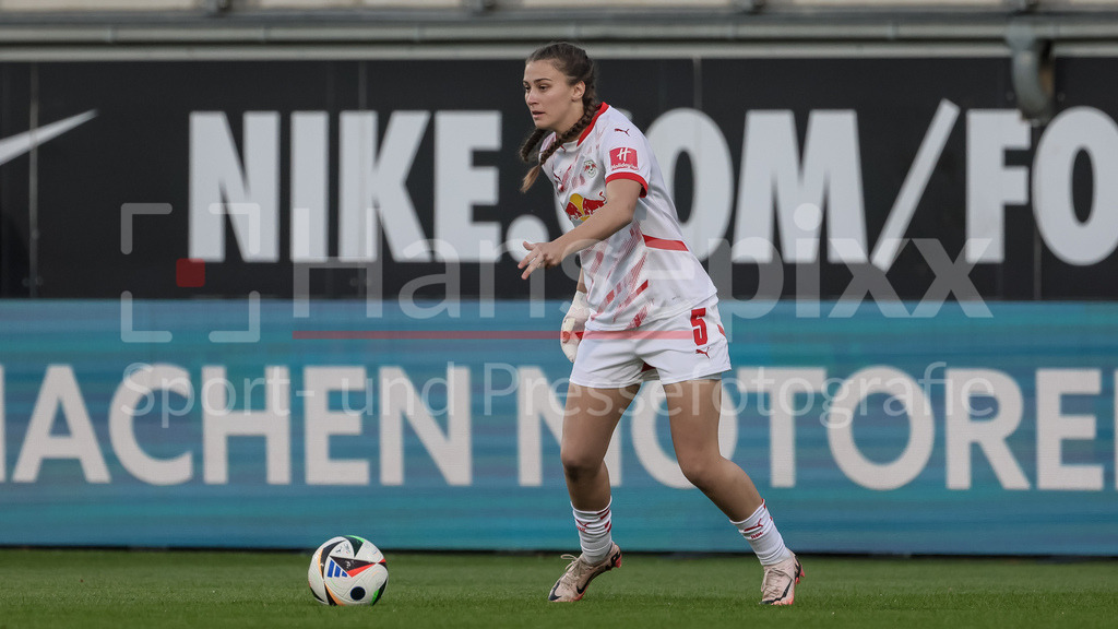 Fussball, Google Pixel Frauen-Bundesliga, VfL Wolfsburg - RB Leipzig | v.li.: Julia Magerl (RB Leipzig, 5) am Ball, Freisteller, Einzelbild, Ganzkörper, Aktion, Action, Spielszene, DIE DFB-RICHTLINIEN UNTERSAGEN JEGLICHE NUTZUNG VON FOTOS ALS SEQUENZBILDER UND/ODER VIDEOÄHNLICHE FOTOSTRECKEN. DFB REGULATIONS PROHIBIT ANY USE OF PHOTOGRAPHS AS IMAGE SEQUENCES AND/OR QUASI-VIDEO.