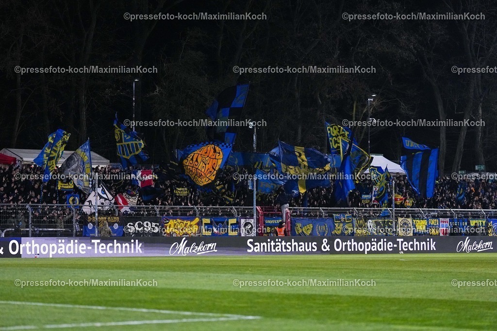 xYDRx23012601099 | 23.01.2026, xydrx, Fußball, 3.Liga, FC Viktoria Köln - 1.FC Saarbrücken, Saison 2025 2026, Sportpark Höhenberg:  Auswärtsblock vom 1.FC Saarbrücken    DFB regulations prohibit any use of photographs as image sequences and or quasi-video. Photo: xYannisxDreimannxPressefotoKochx