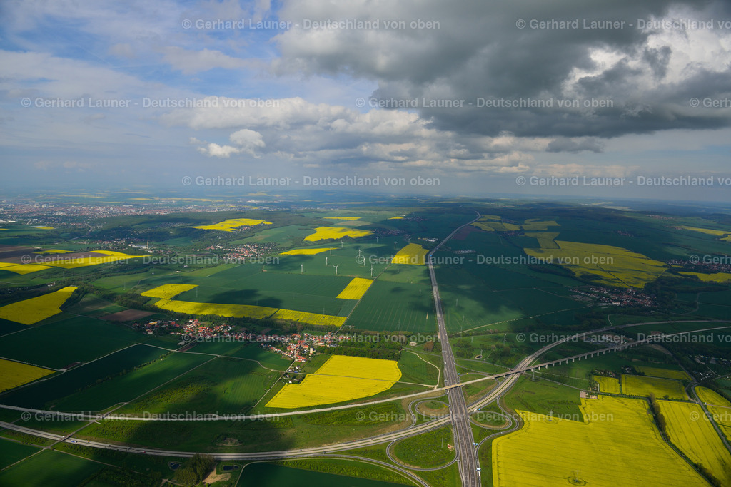3301388 | Landschaft mit Rapsfeldern und Windrädern,die von einer Autobahn durchzogen wird