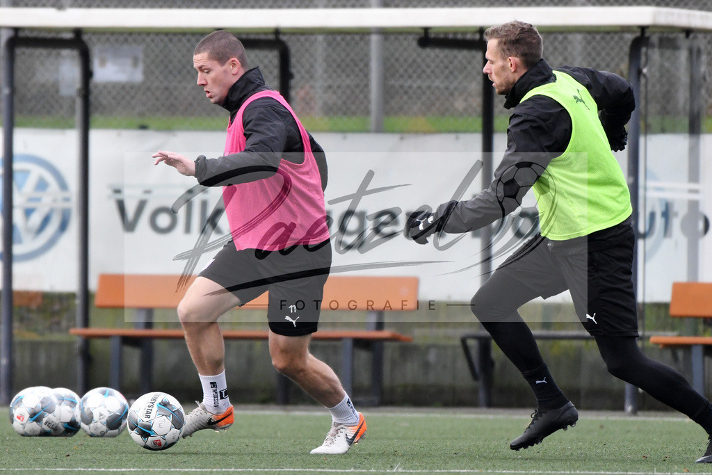 20200203_TRAOSN_0038 | Fußball, Herren: Adam Susac (VfL Osnabrueck) und Maurice Trapp (VfL Osnabrueck) im Zweikampf waehrend der Trainingseinheit des VfL Osnabrueck im Sportpark Illoshoehe am 03.02.2020 in Osnabrueck, Deutschland. - Realisiert mit Pictrs.com