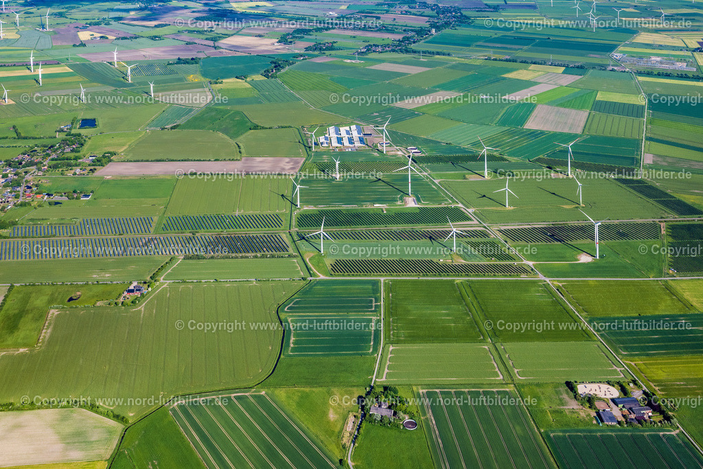 Bosbüll_ELS_0378300523 | BOSBüLL 30.05.2023 Windenergieanlagen ( WEA ) mit Windkraftanlagen auf einem Feld in Bosbüll im Bundesland Schleswig-Holstein, Deutschland. // Wind turbine windmills on a field in Bosbuell in the state Schleswig-Holstein, Germany. Foto: Martin Elsen