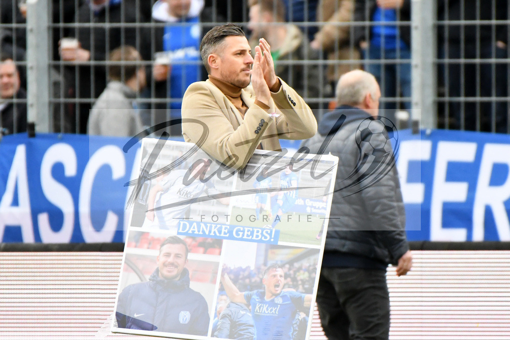 20200201_MEPCHE_0005 | Fußball, Herren: Marcel Gebers wird verabschiedet waehrend des Spiels der 3. Liga zwischen SV Meppen und Chemnitzer FC in der Haensch-Arena am 01.02.2020 in Meppen, Deutschland. DFB / DFL REGULATIONS PROHIBIT ANY USE OF PHOTOGRAPHS AS IMAGE SEQUENCES AND/OR QUASI-VIDEO. - Realisiert mit Pictrs.com