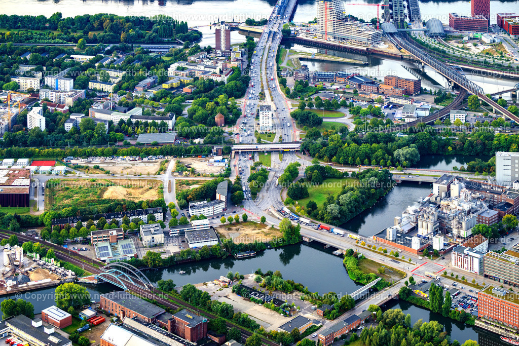 Hamburg_Rothenburgsort_Billhorner_Brückenstrasse_Elbtower_ELS_5283200925 | HAMBURG 20.09.2025 Eisenbahn- Brückenbauwerk zur Streckenführung der Bahn- Gleise und Straßenkreuzung Billhorner Brückenstraße und Amsinckstraße in Hamburg, Deutschland. // Railway bridge building to route the train tracks and road junction Billhorner Brueckenstrasse and Amsinckstrasse in Hamburg, Germany. Foto: Martin Elsen