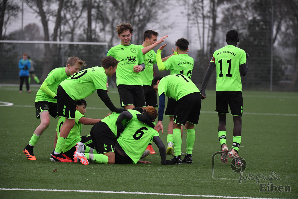 JFV Edewecht-Osnabrücker SC | C-Jugend Landesliga; JFV Edewecht (grün)-Osnabrücker SV (rot) am 18.11.2023; in Edewecht (Sportanlage Göhlenweg), Photo: Philip Eiben 2023 - Realisiert mit Pictrs.com