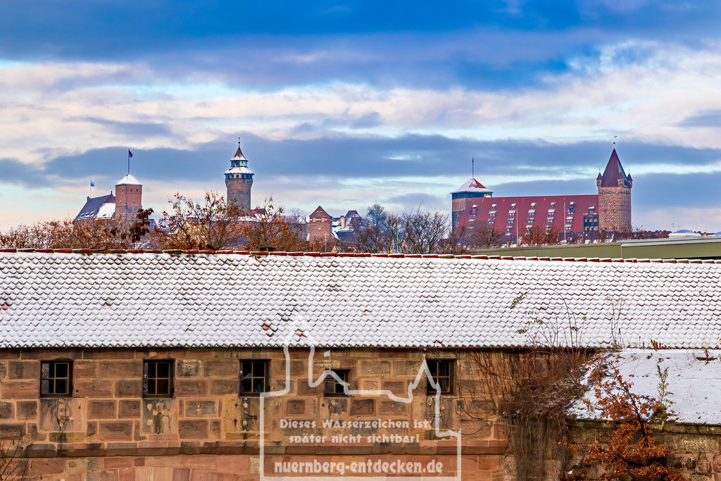 Kaiserburg Nürnberg im Winter | Blick über die Nürnberger Stadtmauer hoch zur Kaiserburg mit  an einem winterlichen Vormittag. - Realisiert mit Pictrs.com