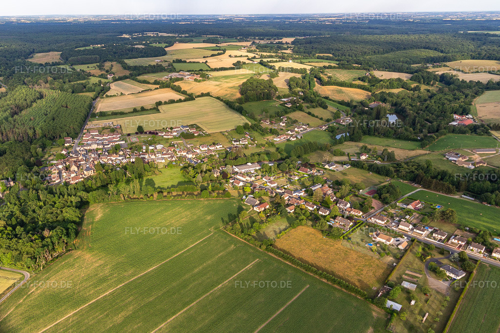 Luftbild: Ortsansicht in Semur-en-Vallon im Bundesland Sarthe in Frankreich. Foto: IMG_132399.jpg vom 14.06.2022 durch Werner Riehm/FLY-FOTO.de