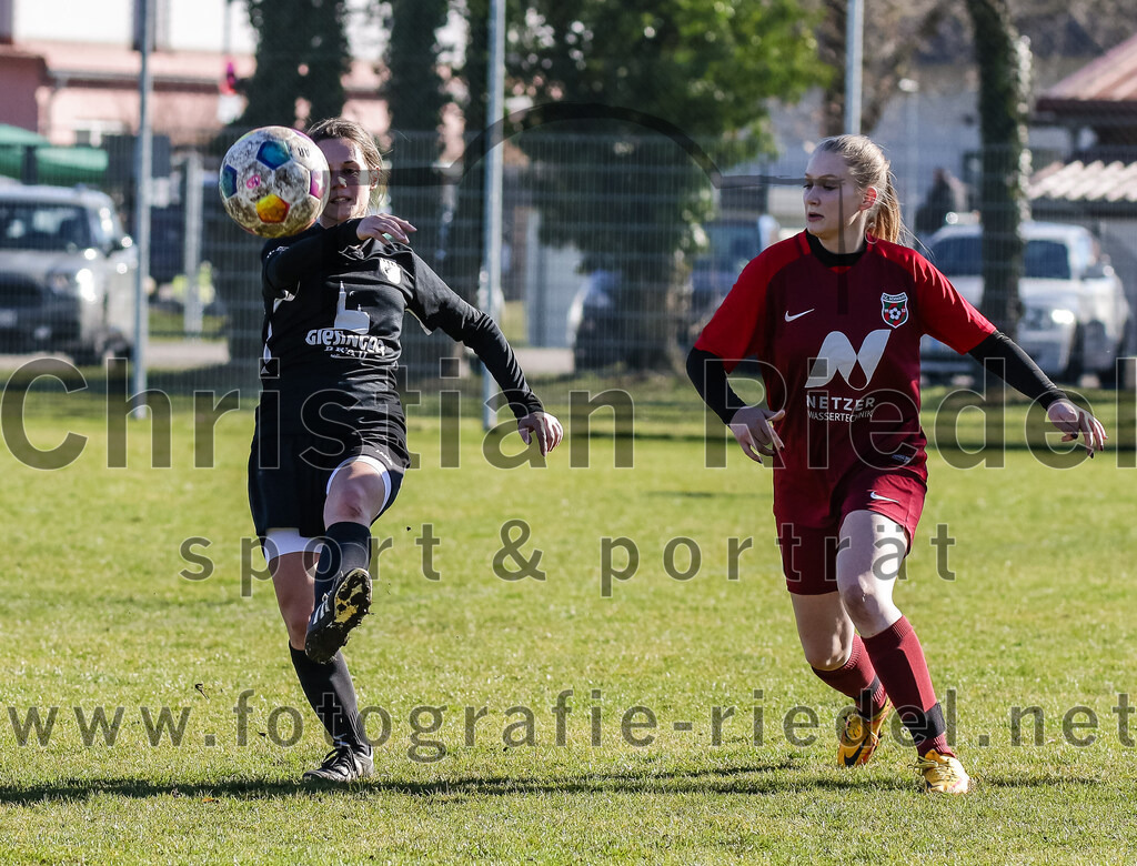 2024-02-25_068_FC_Schwaig_gegen_TSV_Eching | Oberding, Deutschland, 25.02.2024:
Fußball, Bezirksliga 2023 / 2024, Testspiel, FC Schwaig gegen TSV Eching, Endergebnis: 0:5

Anja Mederl (TSV Eching, #18), Gioia Bernlochner (FC Schwaig, #11)

Foto: Christian Riedel / fotografie-riedel.net