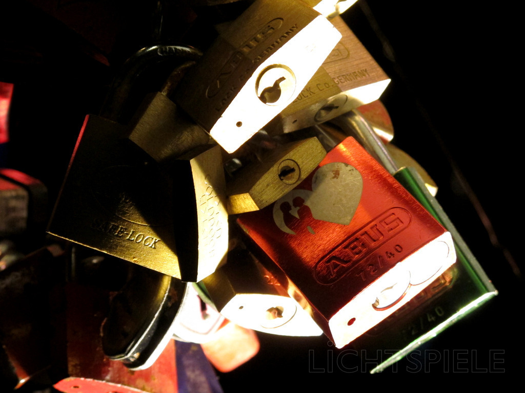 Liebesschwüre | Schlösser - Realisiert mit Pictrs.com