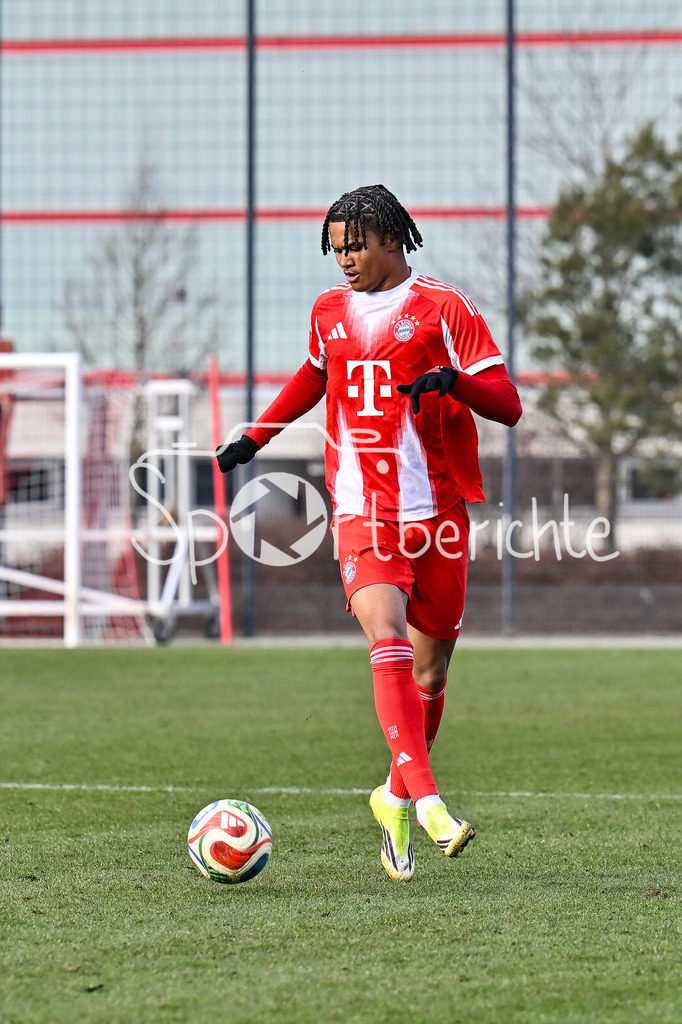 FC Bayern Amateure - Stuttgarter Kickers | MUNICH, GERMANY - 07. FEBRUARY: am Ball Julien YANDA (FC Bayern München II 13) / Einzelfoto / Freisteller während dem Testspiel zwischen den Amateuren des FC Bayern und den Stuttgarter Kickers am FC Bayern Campus