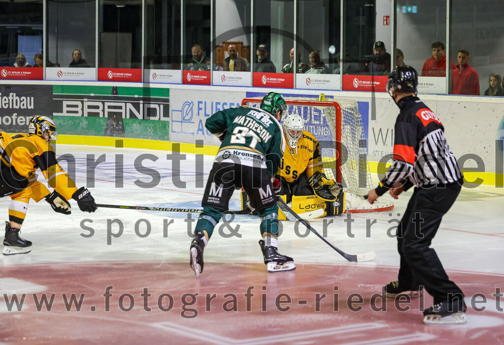 2025-08-22_021_TSV_Erding_gegen_EV_Fuessen | Erding, Deutschland, 22.08.2025:Eishockey, Oberliga Süd 2025 / 2026, Testspiel, TSV Erding gegen EV Füssen, Endergebnis: 1:4Thomas Matheson (Erding Gladiators, #37), Torwart Timotej Pancur (EV Füssen, #30)Foto: Christian Riedel / fotografie-riedel.net