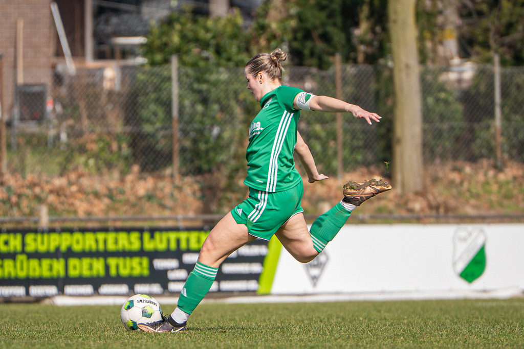 Fußball I Frauen I Saison 2025-2026 I Oberliga Niedersachsen I 15. Spieltag I TuS Lutten - FC Jesteburg-Bendestorf I 6626 | jns.sportfotos - Realisiert mit Pictrs.com