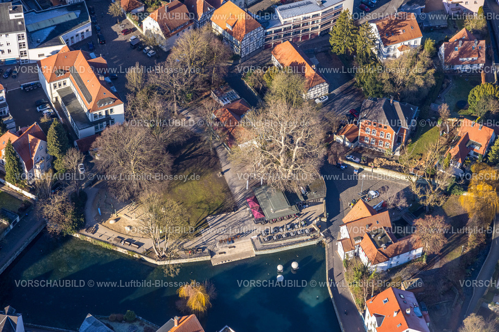 Soest260104065 | Luftbild, Theodor-Heuss-Park in der Altstadt, Restaurant Solista Am Großen Teich, Außengastronomie mit Sonnenschirmen, großer Schriftzug SOEST, Fachwerkhäuser, Soest, Südwestfalen, Nordrhein-Westfalen, Deutschland