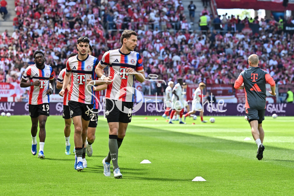 1. FSV Mainz 05 - FC Bayern München | MAINZ, GERMANY - 25. APRIL: im Bild Alphonso DAVIES (FC Bayern Munich 19), Aleksandar PAVLOVIC (FC Bayern Munich 45), Leon GORETZKA (FC Bayern Munich 8) beim warmmachen vor dem Bundesligamatch zwischen dem 1. FSV Mainz 05 und dem FC Bayern München am 31. Spieltag in der MEWA Arena / DFL REGULATIONS PROHIBIT ANY USE OF PHOTOGRAPHS AS IMAGE SEQUENCES AND/OR QUASI-VIDEO