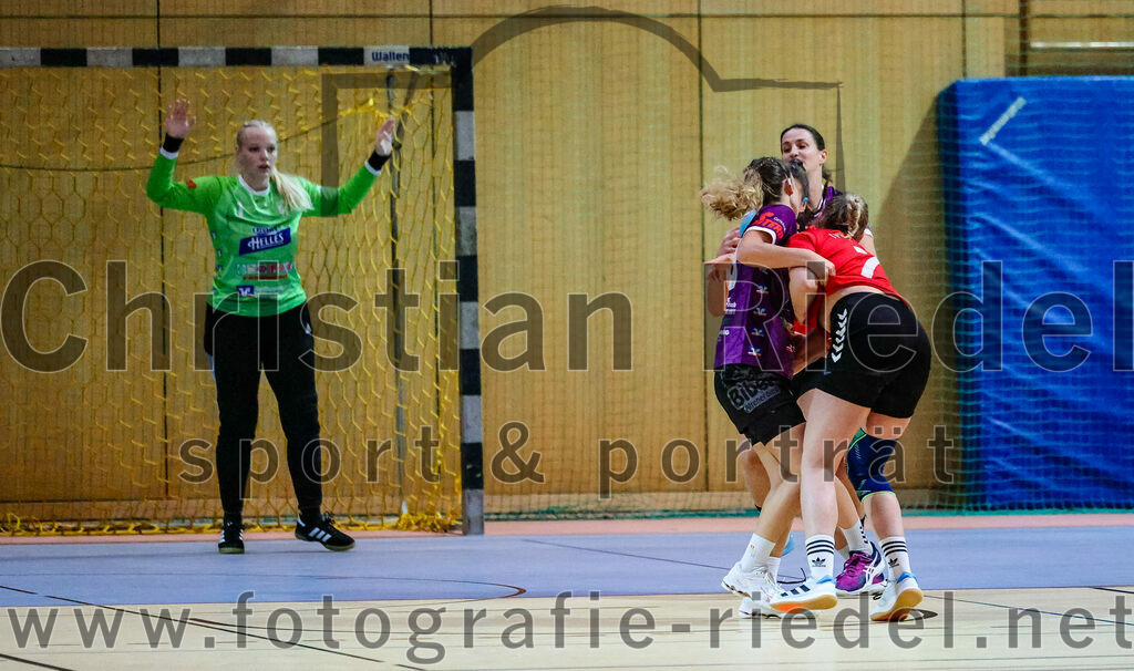 2023-11-04_012_SpVgg_Altenerding_gegen_TV_Altoetting | Erding, Deutschland, 04.11.2023:
Handball, Bezirksoberliga Frauen Altbayern 2023 / 2024, 6. Spieltag, SpVgg Altenerding gegen TV Altötting, Endergebnis: 28:26

Torfrau Hanna Obermair (SpVgg Altenerding, #1), Ines Hager (TV Altötting, #7)

Foto: Christian Riedel / fotografie-riedel.net