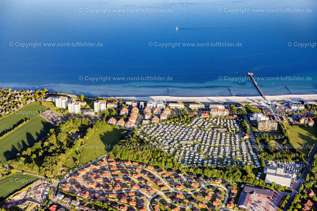Grossenbrode_ELS_8810030622 | GROßENBRODE 03.06.2022 Wohnwagen und Zelte- Campingplatz - und Zeltplatz " Großenbrode " in Großenbrode im Bundesland Schleswig-Holstein, Deutschland. Weiterführende Informationen bei: Camping Großenbrode,  Großenbrode Tourismus Service und Grundstücks GmbH & Co. KG. // Camping with caravans and tents in Grossenbrode in the state Schleswig-Holstein, Germany. Further information at: Camping Grossenbrode,  Grossenbrode Tourismus Service und Grundstuecks GmbH & Co. KG. Foto: Martin Elsen