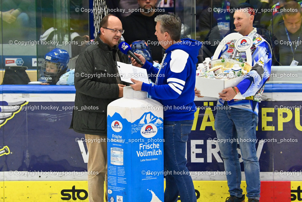 EC IDM Wärmepumpen VSV vs. EC KAC  | Helmut Petschar Kärntnermilch, EC VSV Hallensprecher Gerhard Oberrauner, EC IDM Wärmepumpen VSV vs. EC KAC , EC IDM Wärmepumpen VSV vs. EC KAC  am 27.10.2024 in Villach (Stadthalle Villach), Austria, (Photo by Bernd Stefan)