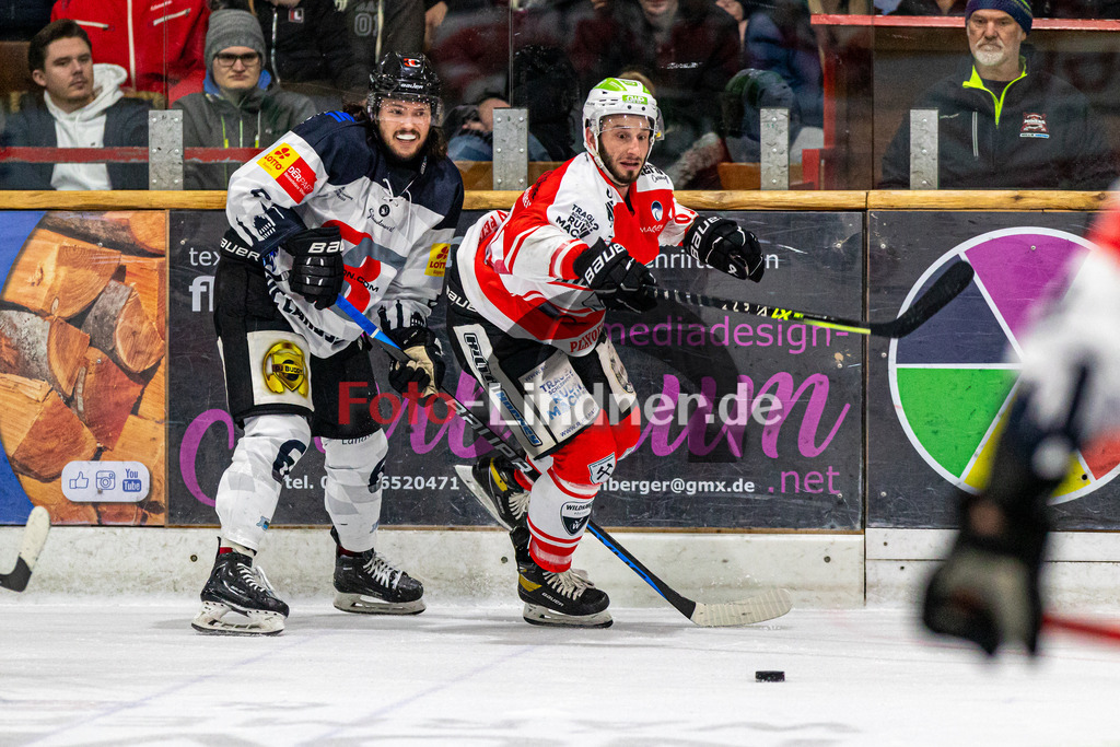 Spiel 5 Viertelfinale TSV Peißenberg Miners vs HC Landsberg Riverkings | Eishockey Bayernliga Playoffs 2023/2024, Spiel 5 Viertelfinale TSV Peißenberg Miners vs HC Landsberg Riverkings, 20240301,
Duell zwischen Maximilian HERMANN (HCL 6) und Dominic KRABBAT (Miners 87),
2024-03-01 in Peißenberg (Eisstadion)
6 Maximilian HERMANN (HCL 6), 87 Dominic KRABBAT (Miners 87)
Copyright: WolfgangxLindner foto-lindner.de