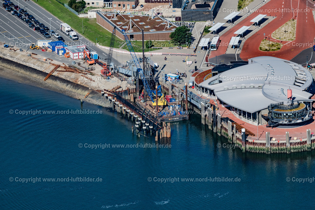 Norderney_Hafen_Fähranleger_ELS_5920050923 | NORDERNEY 05.09.2023 Baustelle Erneuerung der Südmole im Hafen von Norderney im Bundesland Niedersachsen, Deutschland. Weiterführende Informationen bei: J. u. H. van der Linde GmbH und Co. KG,  Kurt Fredrich Spezialtiefbau GmbH. // Construction site for the renewal of the southern pier in the port of Norderney in the state of Lower Saxony, Germany. Further information at: J. u. H. van der Linde GmbH und Co. KG,  Kurt Fredrich Spezialtiefbau GmbH. Foto: Martin Elsen