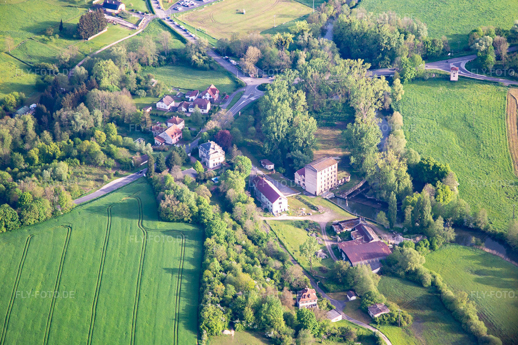 Luftbild: Alte Mühle an der Saar in Diedendorf im Bundesland Bas-Rhin in Frankreich. Foto: IMG_140622.jpg vom 01.05.2024 durch Werner Riehm/FLY-FOTO.de