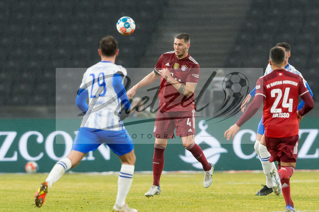 BSCFCB20220123_296 | Fussball, Herren: Niklas Suele (FC Bayern Muenchen) in Aktion, am Ball, Einzelaktion bei dem Spiel der 1. Bundesliga zwischen Hertha BSC und FC Bayern Muenchen im Olypiastadion am 23.01.2022 in Berlin, Deutschland.DFB / DFL REGULATIONS PROHIBIT ANY USE OF PHOTOGRAPHS AS IMAGE SEQUENCES AND/OR QUASI-VIDEO. - Realisiert mit Pictrs.com