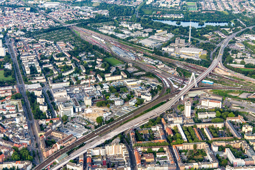Luftbild: Hauptbahnhof und Wohnquartier an der Saarlandstr im Ortsteil Süd in Ludwigshafen im Bundesland Rheinland-Pfalz in Deutschland. Foto: IMG_142794.jpg vom 19.07.2024 durch Werner Riehm/FLY-FOTO.de