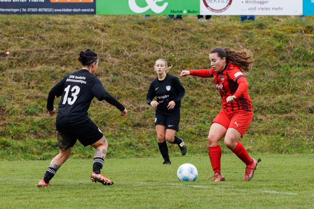 HOHFCH_251109_8904 | 1.FC Heidenheim 1846 II vs. GAST, Fußball, Frauen, Bezirksliga, 2025/2026, X. Spieltag, 03.10.2025 in Heidenheim, Kunstrasen b. Voith-Arena West(Foto: Michael Bulling) - Realisiert mit Pictrs.com