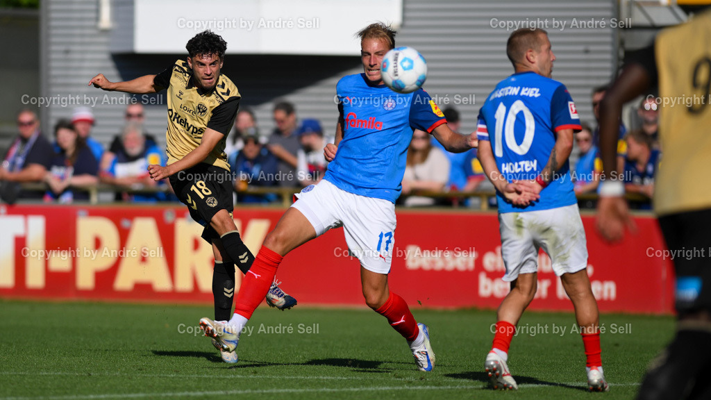 Holstein Kiel vs AS Saint-Etienne | Timo Becker (Kiel #17) &amp; Lewis Holtby (Kiel #10) / Mathieu Cafaro (Etienne #18)Testspiel: Holstein Kiel vs AS Saint-Etienne / Citti Fussball Park - Projensdorf / Kiel / 10.08.24 - Realisiert mit Pictrs.com