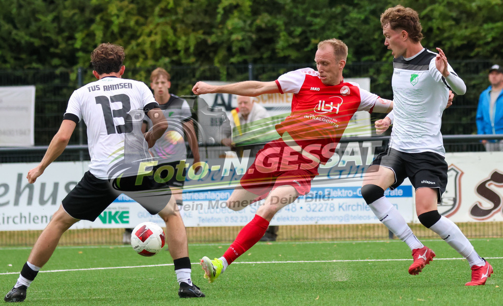 FC RW Kirchlengern - Post TSV Detmold | Auf dem Bild zu sehen: Rot FC RW Kirchlengern: Lennard Wüllner ; weiß TuS Ahmsen links: Louis Schröder FC RW Kirchlengern, TuS Ahmsen, Saison 26/27, Testspiel, Deutschland - Realisiert mit Pictrs.com