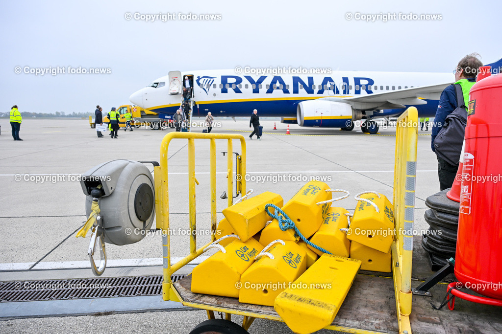 Linz Airport - Comeback Ryanair_ 08.11.2024-37 | 08.11.2024, Linz Hoersching, AUT, Linz Airport - Comeback Ryanair, im Bild Passagiere des Ryan Air Fluges am Flughafen Linz 