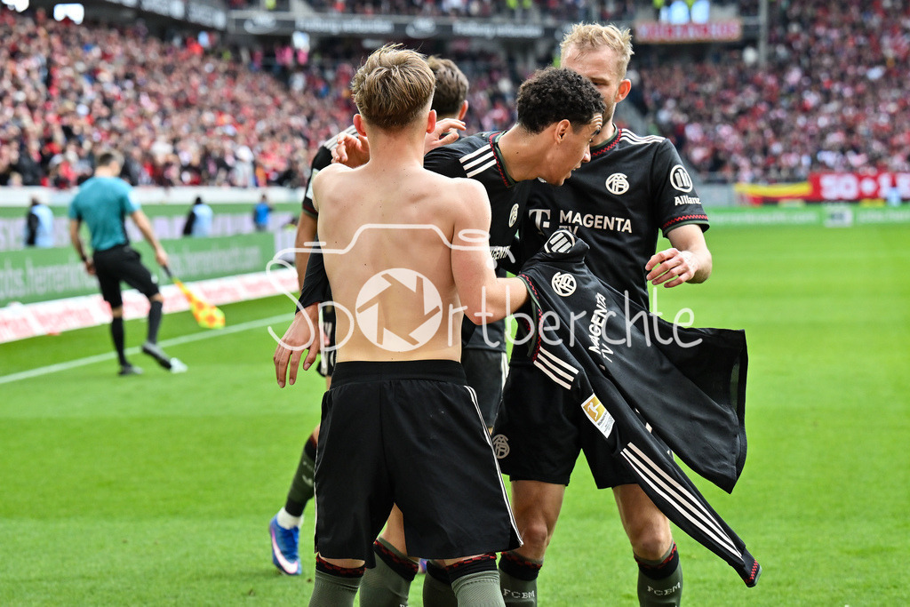 SC Freiburg - FC Bayern München | FREIBURG, GERMANY - 04. APRIL: Jubel der Bayern nach dem Treffer zum 2-3 durch Lennart KARL (FC Bayern Munich 42) / Tor / Torschuetze / Freude / Happy / während dem Bundesligamatch zwischen dem SC Freiburg und dem FC Bayern München am 28. Spieltag im Europa-Park Stadion / DFL REGULATIONS PROHIBIT ANY USE OF PHOTOGRAPHS AS IMAGE SEQUENCES AND/OR QUASI-VIDEO