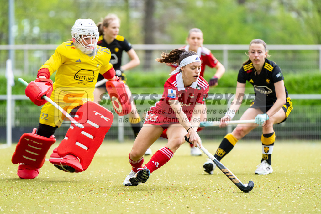 HK_20240407_100130 | 1. Bundesliga Hockey Damen Rot-Weiss Köln - Harvestehuder THC am 7.4.2024 Rot-Weiss Köln, Köln , Krüger Rosa Torfrau ( Harvestehuder THC #32 ) , Emma Boermanns ( Rot-Weiss Köln #33 )