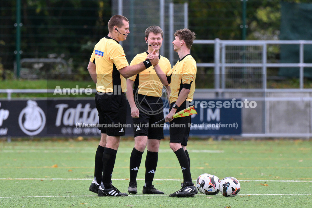 FC Kilia Kiel vs SC Rapid Lübeck | Schiedsrichtergespann Schiedsrichter Steffen Brandt (li.) &amp; Schiedsrichterassistent Jannes Kagerah (re.) &amp; Schiedsrichterassistent Erik Ian Schwarz vor dem Anpfiff / Fußball-Oberliga Männer 2026/2027 / FC Kilia Kiel vs SC Rapid Lübeck / Kilia Sportplatz / Kiel / 24.10.26 - Realisiert mit Pictrs.com