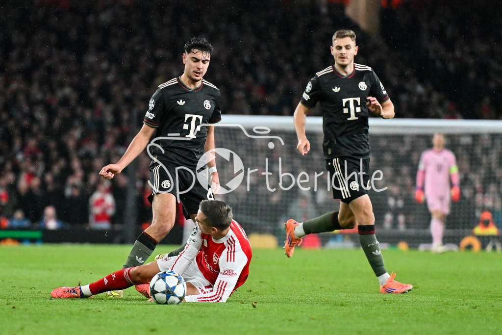 Arsenal FC - FC Bayern München | LONDON, ENGLAND - 26. NOVEMBER: im Duell Leandro TROSSARD (Arsenal FC 19) und Aleksandar PAVLOVIC (FC Bayern Munich 45) beim Ligaspiel zwischen Arsenal London und dem FC Bayern München am 5. Spieltag der UEFA Champions League im Emirates Stadium am 26.11.2025 / Josip STANISIC (FC Bayern Munich 44)