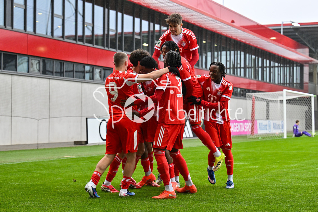 FC Bayern München - Hannover 96 | MUNICH, GERMANY - 15. FEBRUARY: Jubel der Bayern nach dem Treffer zum 1-0 durch David DAIBER (FC Bayern München 6) / Tor / Torschuetze / Freude / Happy während dem Spiel zwischen der U19 des FC Bayern München und der U19 von Hannover 96 am 2. Spieltag der Hauptrunde der U19-DFB-Nachwuchsliga am FC Bayern Campus
