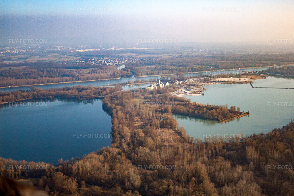 Aerial view: Dyckerhoff gravel pit in Seltz in the state Bas-Rhin, France. – Photo: IMG_62607.jpg taken on 03/07/2014 by Werner Riehm/FLY-FOTO.com – Resolution of the original: 4752 x 3168 px