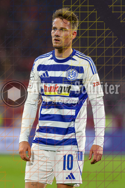 MSV Duisburg vs Rot-Weiss Essen - 3. Liga | Duisburg, Deutschland, 26.10.25:   Christian Viet (MSV Duisburg) schaut waehrend des Spiels der 3. Liga MSV Duisburg vs Rot-Weiss Essen in der schauinsland-reisen-arena(Foto von Brauer-Fotoagentur / Adrian Schlueter)
