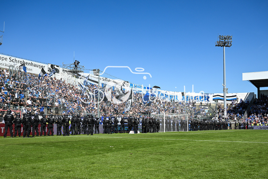 SpVgg Unterhaching - Arminia Bielefeld | Die Polizei hat sich vor dem Gaesteblock in Unterhaching platziert um einen Platzstrum zu verhingern / symbolbild / 3. Liga: SpVgg Unterhaching - Arminia Bielefeld, Uhlsport Park am 11.05.2025