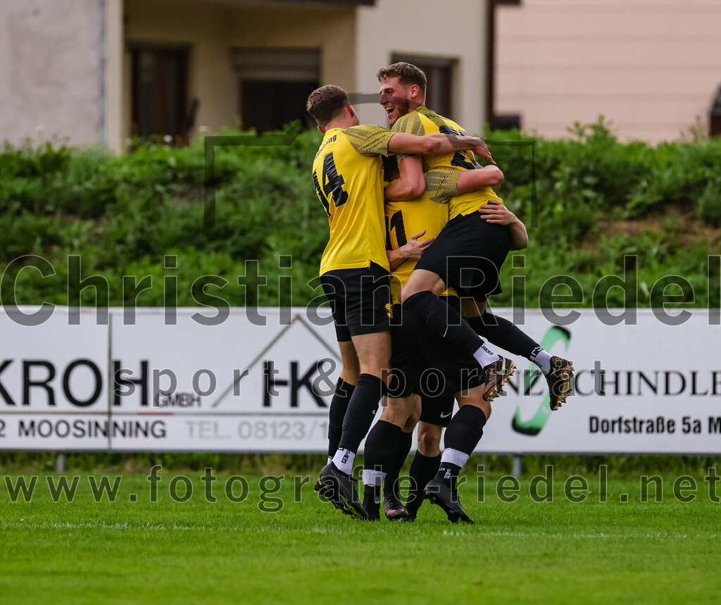 2023-08-09_031_FC_Moosinning_II_gegen_SpVgg_Altenerding | Moosinning, Deutschland, 09.08.2023:
Fußball, Kreisliga 2023 / 2024, 3. Spieltag, FC Moosinning II gegen SpVgg Altenerding, Endergebnis: 1:1

Jubel nach dem 1:0 durch Sebastian Michalak (FC Moosinning, #19)

Foto: Christian Riedel / fotografie-riedel.net