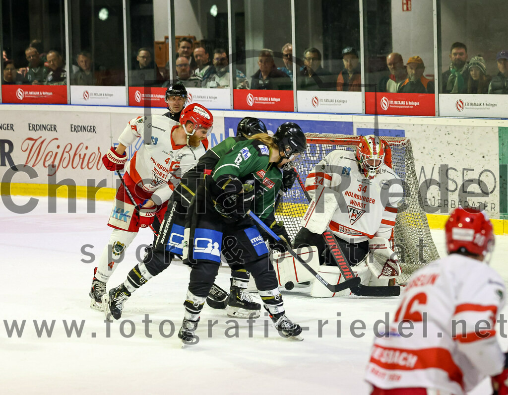 2023-03-19_132_TSV_Erding_gegen_TEV_Miesbach | Erding, Deutschland, 19.03.2023:
Eishockey, Bayernliga Playoffs 2022 / 2023, Halbfinale, TSV Erding gegen TEV Miesbach, Endergebnis: 

Johannes Bacher (TEV Miesbach, #4), Michael Franz (Erding Gladiators, #13), Timon Ewert (TEV Miesbach, #34)

Foto: Christian Riedel / fotografie-riedel.net