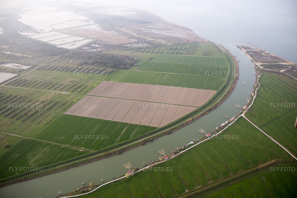 Vue aérienne: Vue de la ville à Casalborsetti dans le département Émilie-Romagne, Italie – .Photo: IMG_087378.jpg prise le 05/04/2016 par Werner Riehm/FLY-FOTO.eu – Résolution de l'original: 5472 x 3648 px
