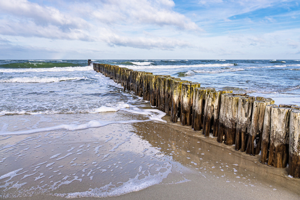 Buhne an der Küste der Ostsee in der Nähe von Graal Müritz | Buhne an der Küste der Ostsee in der Nähe von Graal Müritz.