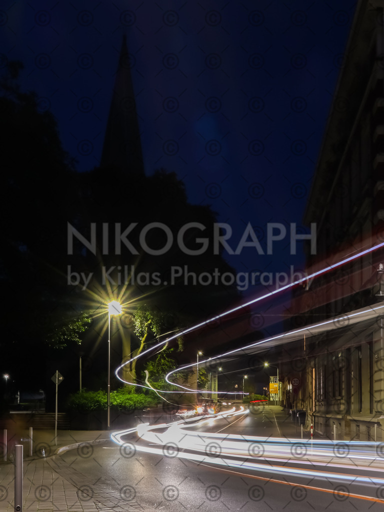 Altstadt Iserlohn bei Nacht  | Die Lichtspuren vorbeifahrender Fahrzeuge ziehen ihre Bahnen durch die Altstadt von Iserlohn. 