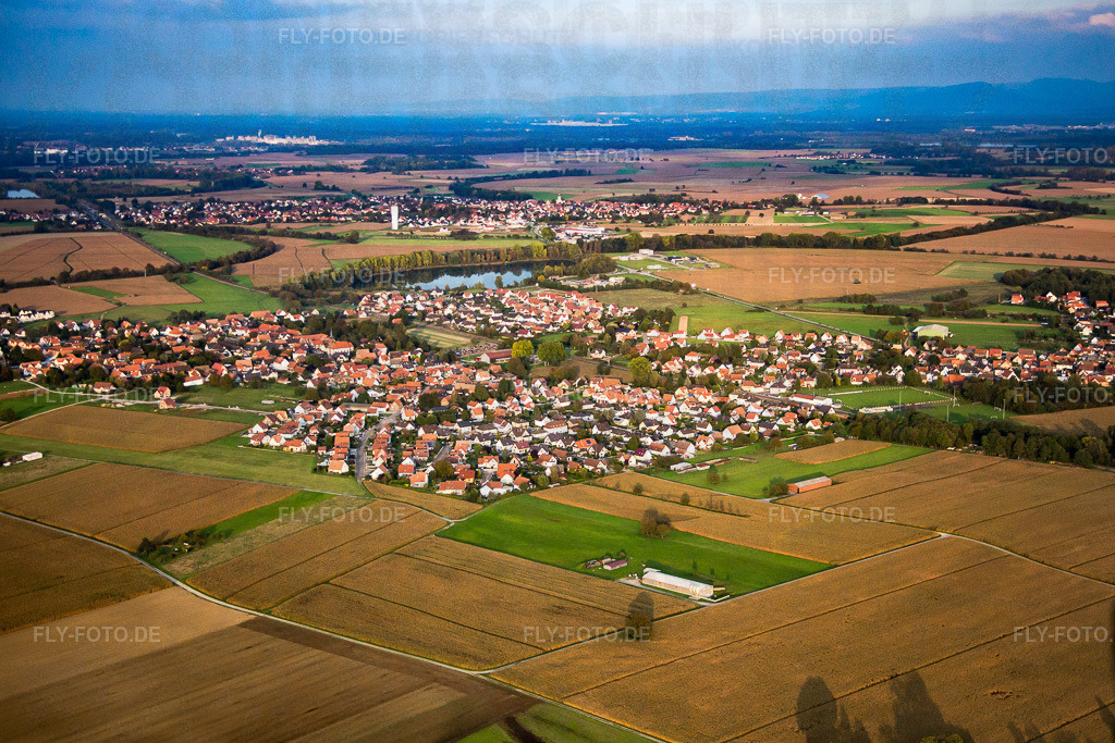 Ortsansicht von Südwesten | Luftbild: Ortsansicht von Südwesten in Rountzenheim im Bundesland Bas-Rhin in Frankreich. Foto: IMG_074327.jpg vom 04.10.2014 durch Werner Riehm/FLY-FOTO.de - Realisiert mit Pictrs.com