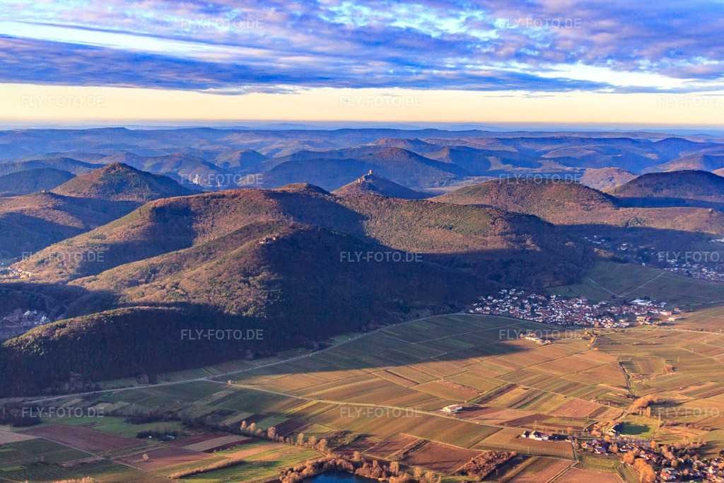 Luftbild: Pfälzer Weinstraße mit Pfälzer Burgen in Göcklingen im Bundesland Rheinland-Pfalz in Deutschland. Foto: IMG_61383.jpg vom 15.12.2013 durch Werner Riehm/FLY-FOTO.de