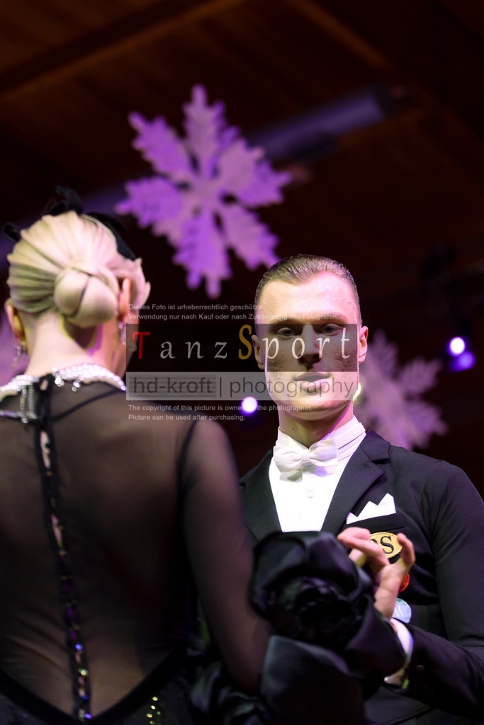 20241215_WDSF_Int_Open_Std-Riga-9099 | Tanzsportbilder, Standardtanz, Lateintanz, WDSF, DTV, LTVB, dancecomp, goc, hessen tanzt, blaues band der spree, walzer, tango, wiener walzer, slowfox, quickstepp, samba, rumba, cha-cha-cha, paso doble. jive, hd-kroft photography, turniertanzsport